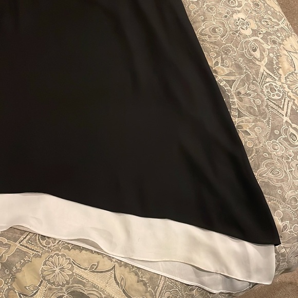 Asymmetrical, sleeveless, black and white blouse size large - Picture 3 of 5